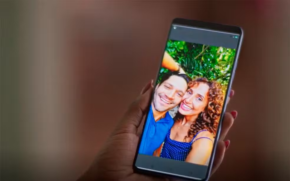 Foto na tela do celular, com Vanderson e Ellen