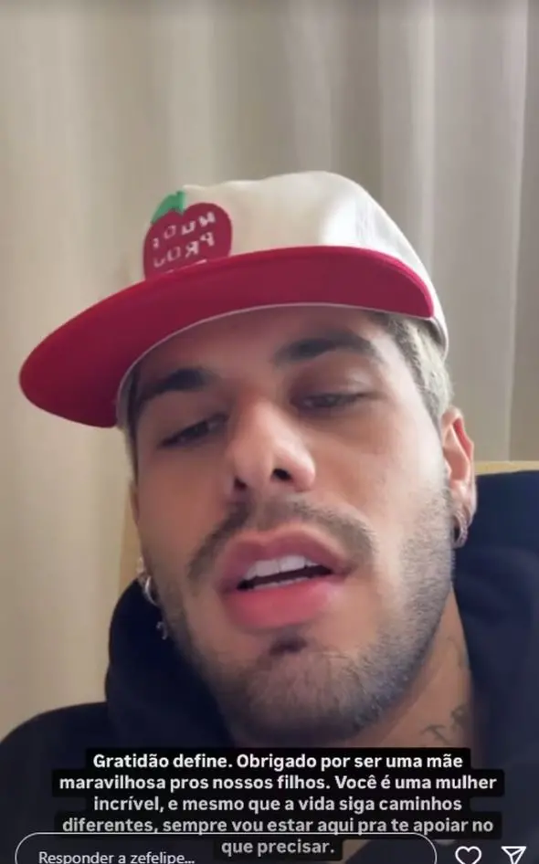 Zé Felipe de boné vermelho em postagem no Instagram