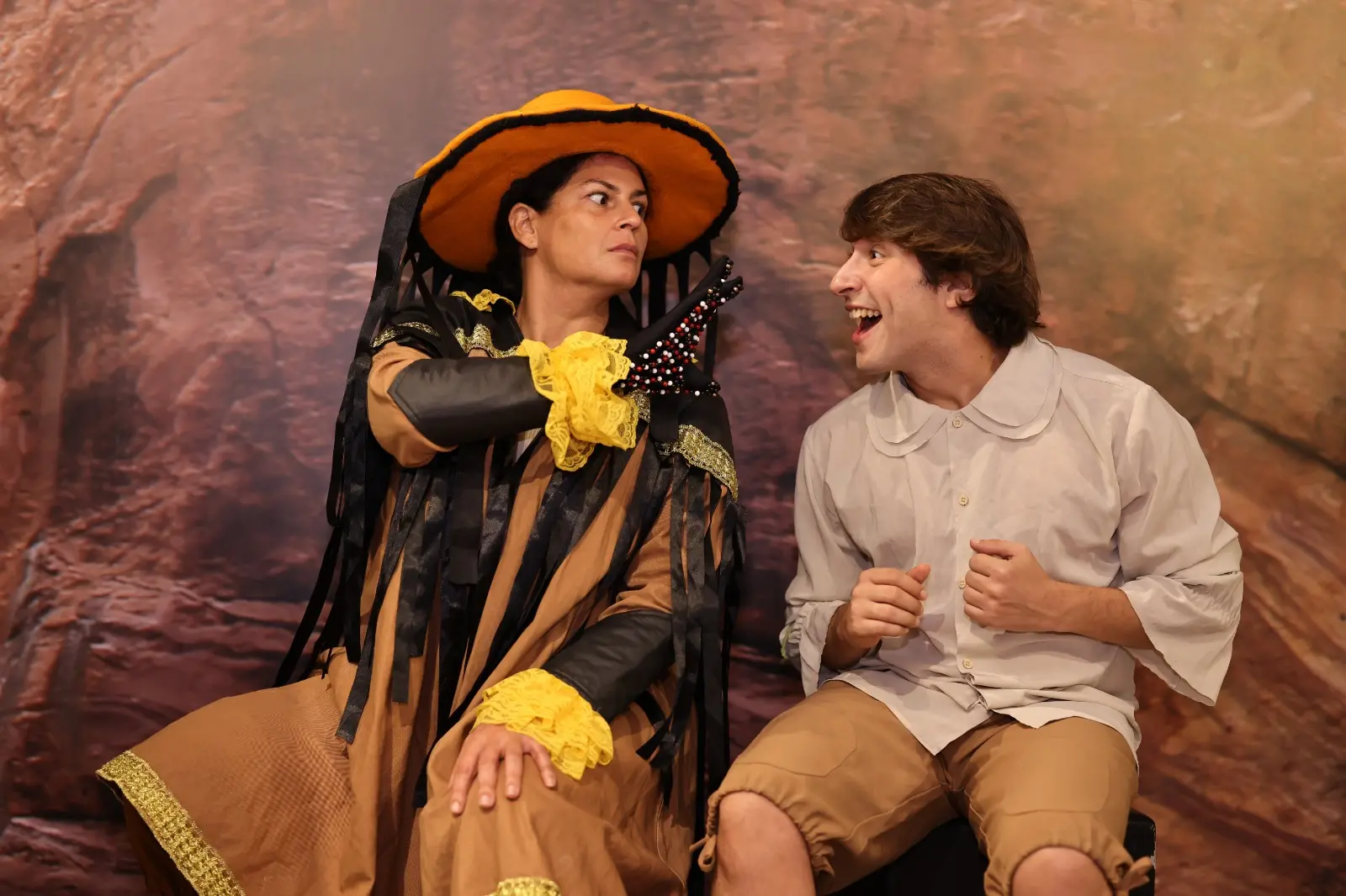 Na imagem, cena do espetáculo “A Visagem de Lino”, do Grupo Mirante de Teatro Unifor