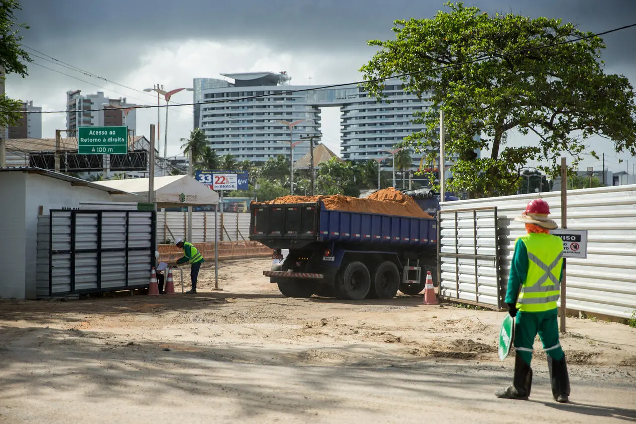 obra de mall na Avenida Washington Soares, em Fortaleza