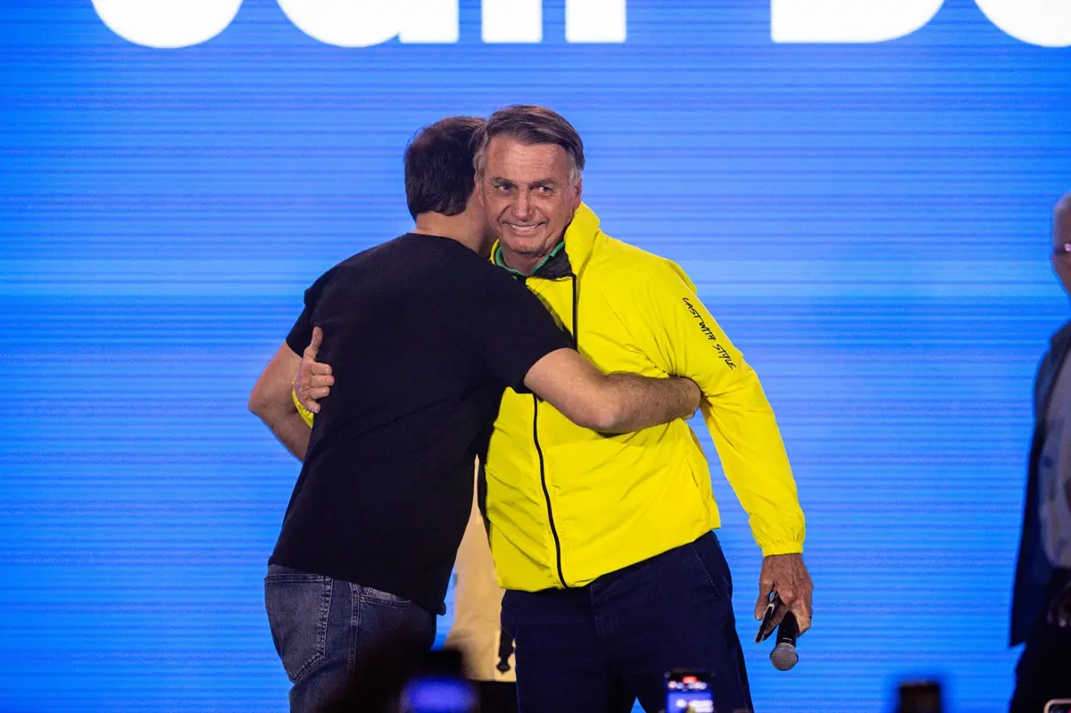 Na foto, Jair Bolsonaro abraça o filho Carlos Bolsonaro em evento do PL em Fortaleza