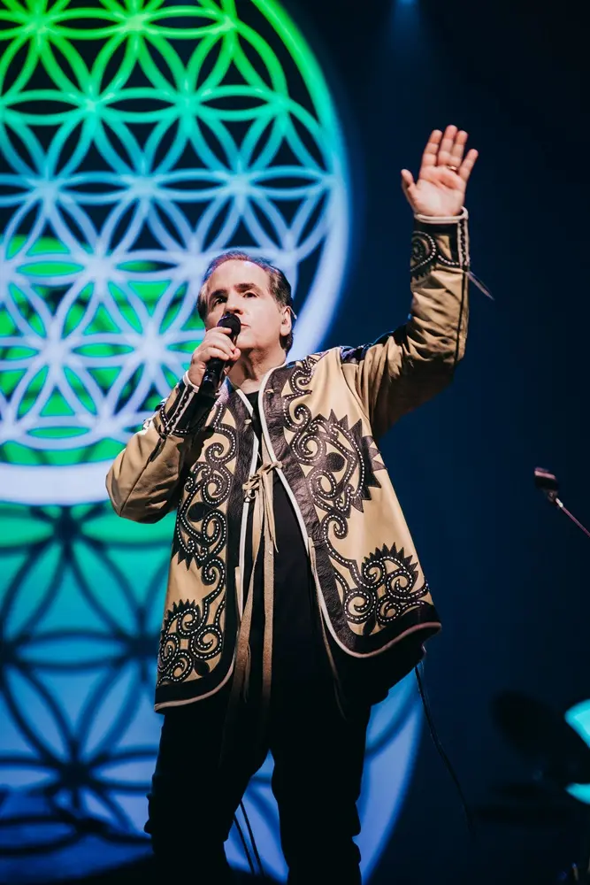 Na imagem, o músico Ricardo Bacelar durante show no Cineteatro São Luiz