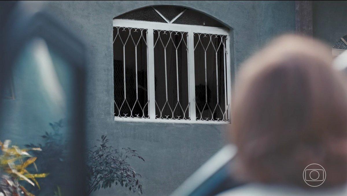 Cena de Vale Tudo com Odete Roitman olhando para uma janela da casa