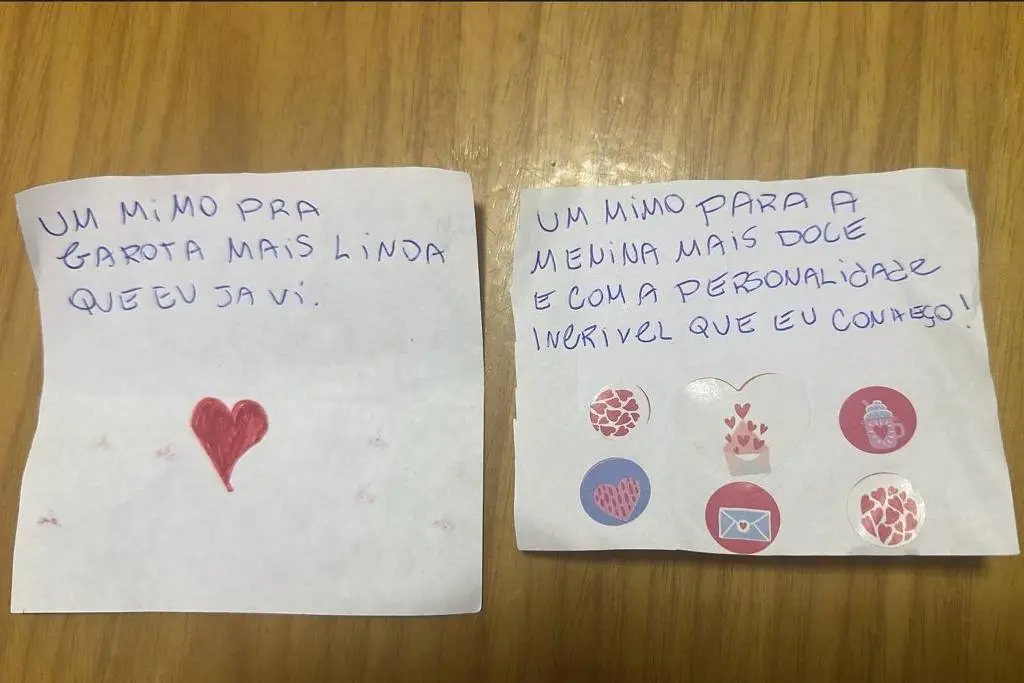 Cartas de amor com mensagens doces feitas à mão, uma para uma menina linda e outra para uma menina com personalidade maravilhosa, decoradas com desenhos de coração e símbolos de carinho, como presentes e mensagens amorosas.