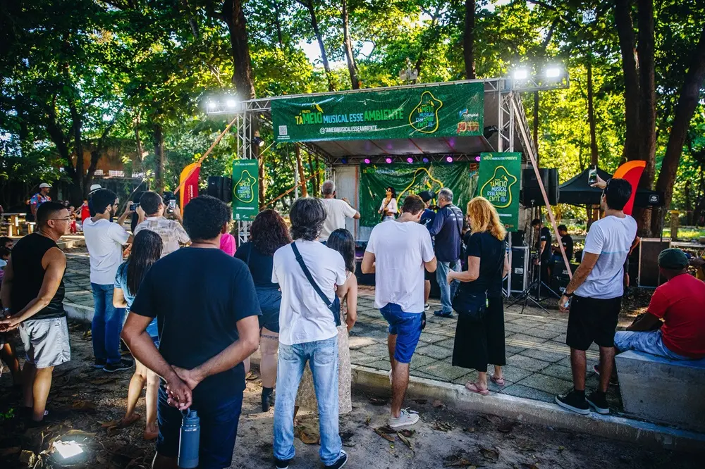 Na imagem, público frequentador do projeto 