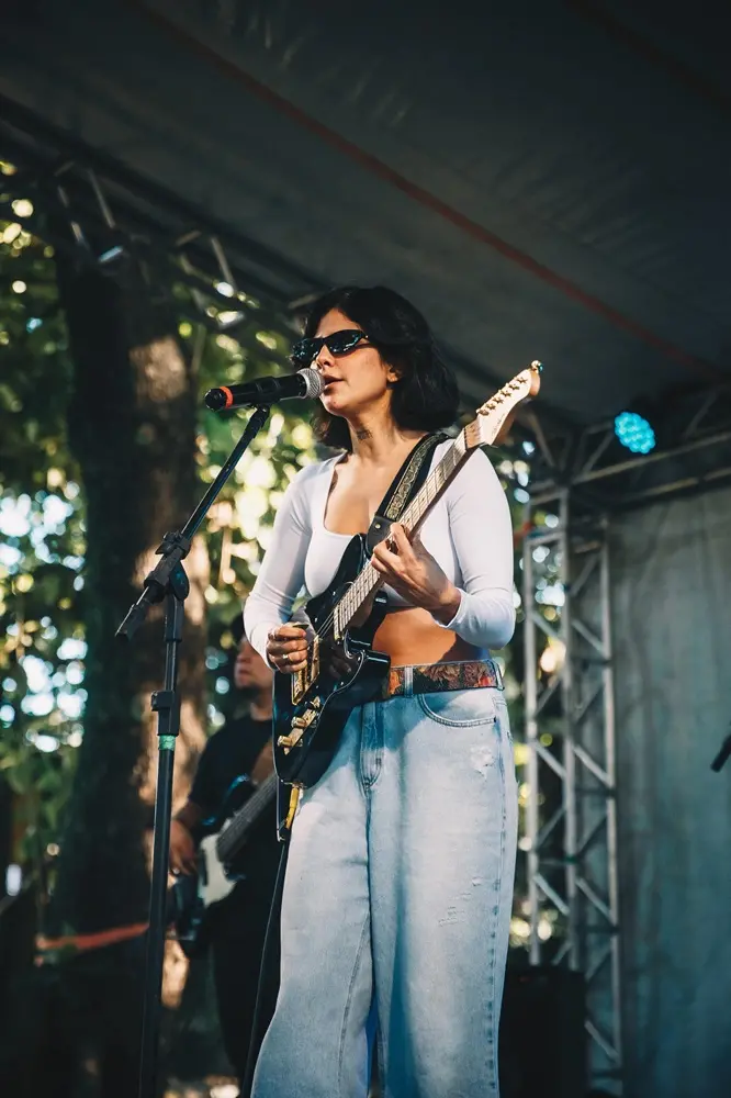 Na imagem, a cantora Rayane Fortes durante apresentação no projeto 