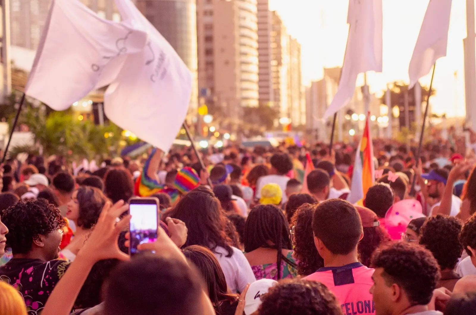 Aglomeração de pessoas na parada da diversidade,