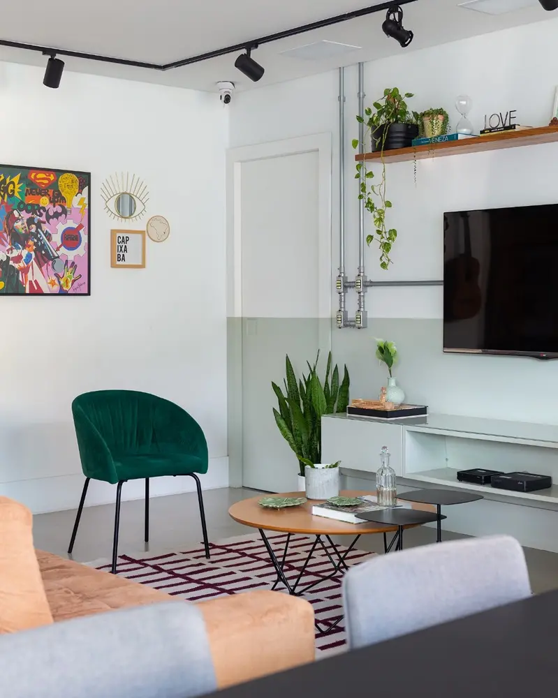 Na imagem, cadeira com pés finos e alongados