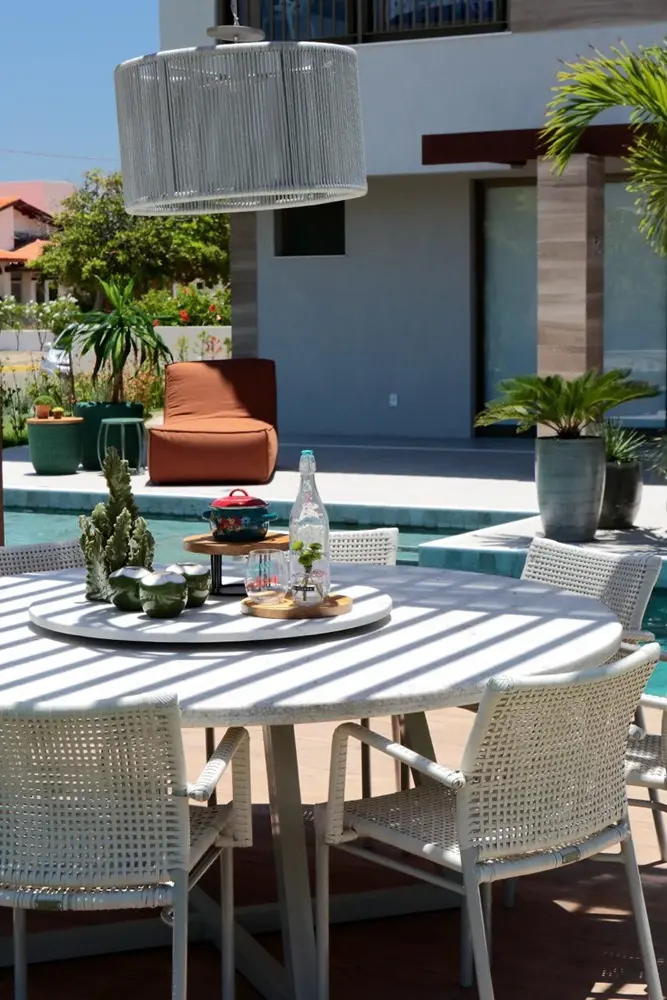 Na imagem, cadeiras bem posicionadas em área externa