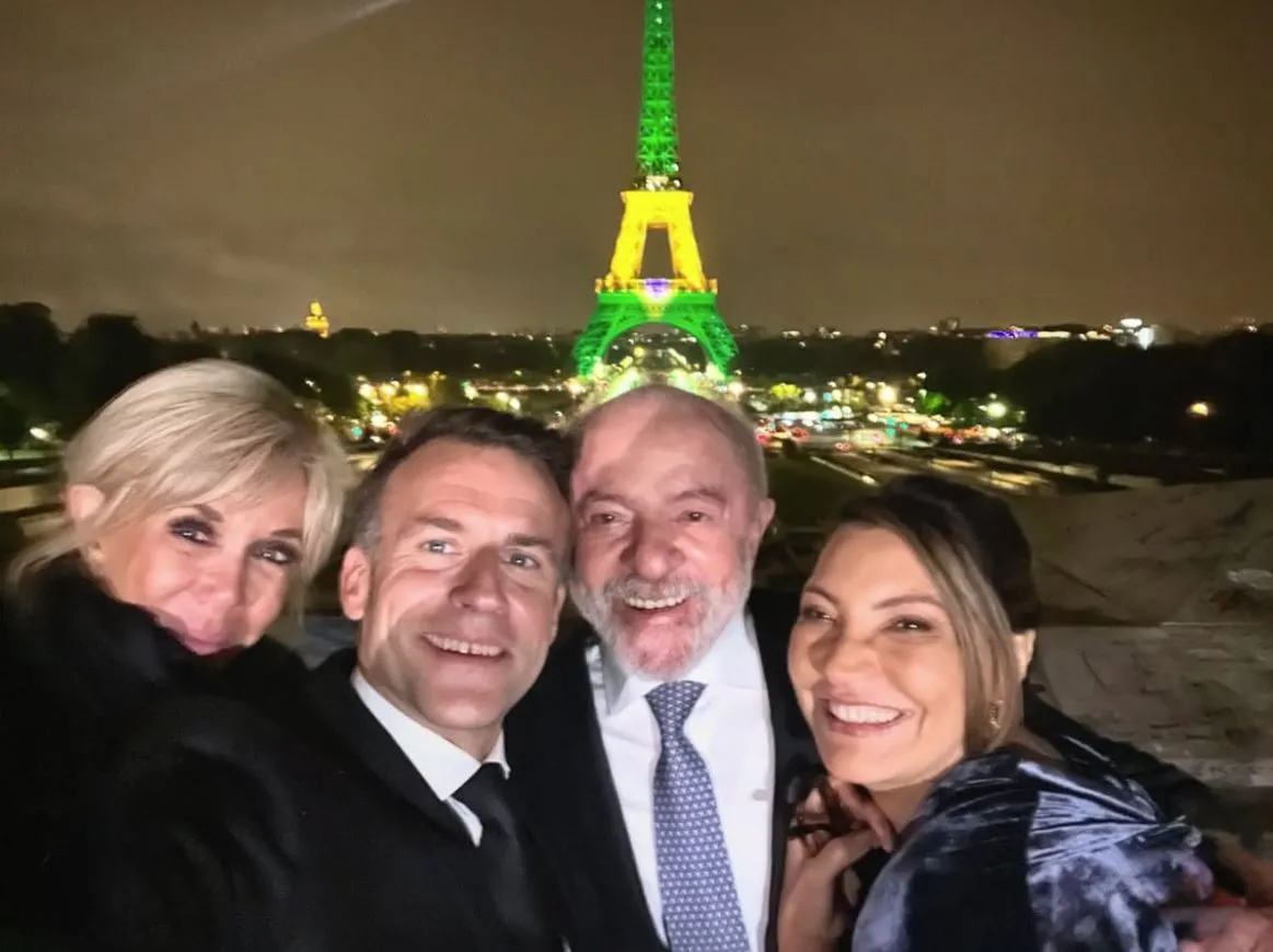 Presidente Emmanuel Macron publicou uma selfie do encontro com Lula e Janja nas redes sociais