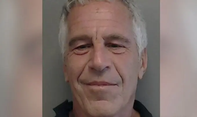 Jeffrey Epstein em foto na prisão para matéria onde Elon Musk cita arquivos Epstein para atacar Trump