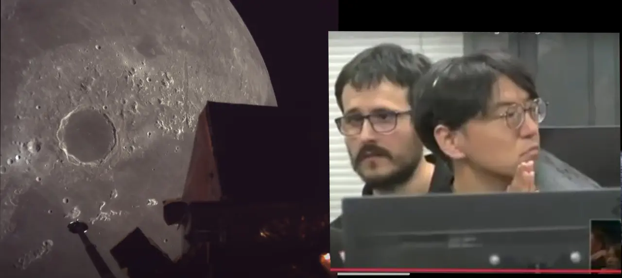 Imagem da superfície da Lua, em tom acinzentado e ao lado dois homens japoneses