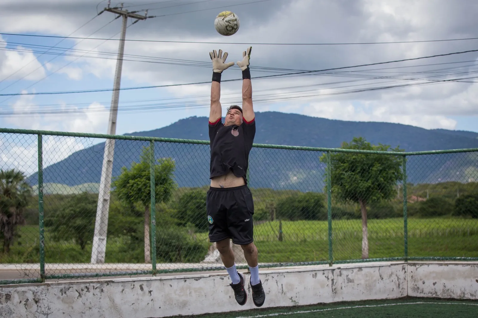 Goleiro é destaque no futebol amador Ibaretama, no sertão do Ceará, a 143 km de Fortaleza.