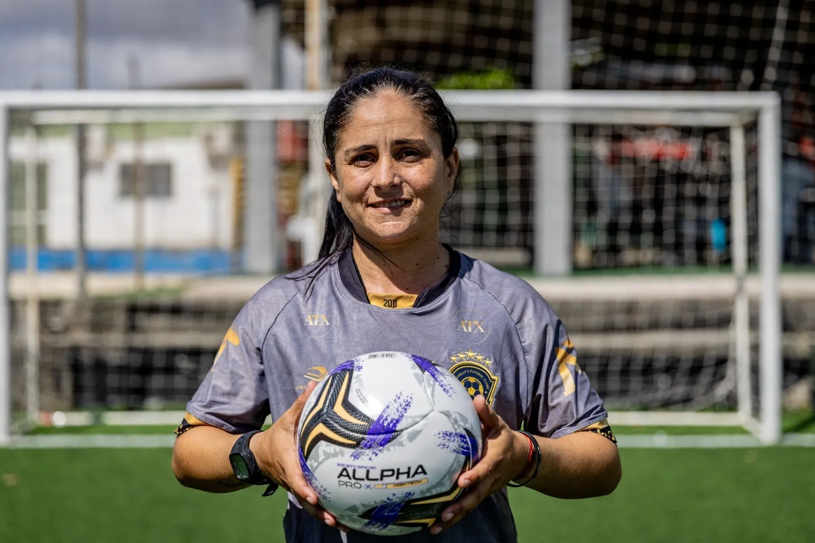 Sonaly Araújo, 36 anos, é  jogadora de futebol, árbitra e motogirl