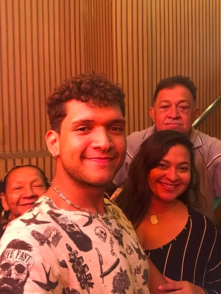 Na imagem, o artista Matchara com a família