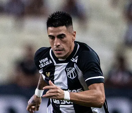 O atacante argentino Alejandro Martínez em ação pelo Ceará