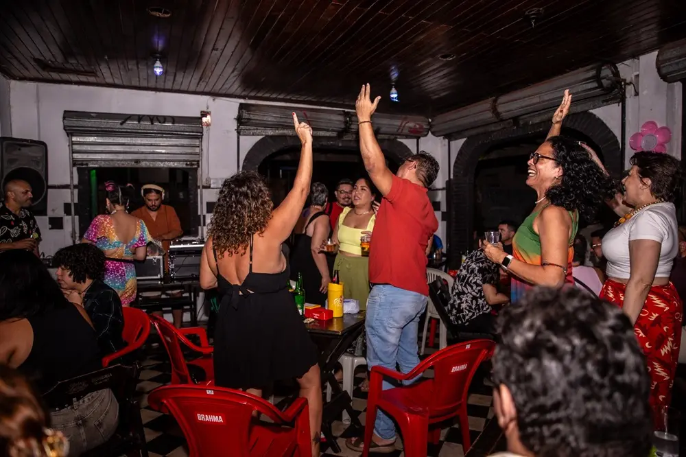 Na imagem, público do Boteco Cultural da Angela