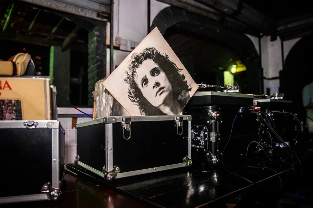 Na imagem, disco de vinil de brega no Boteco Cultural da Angela
