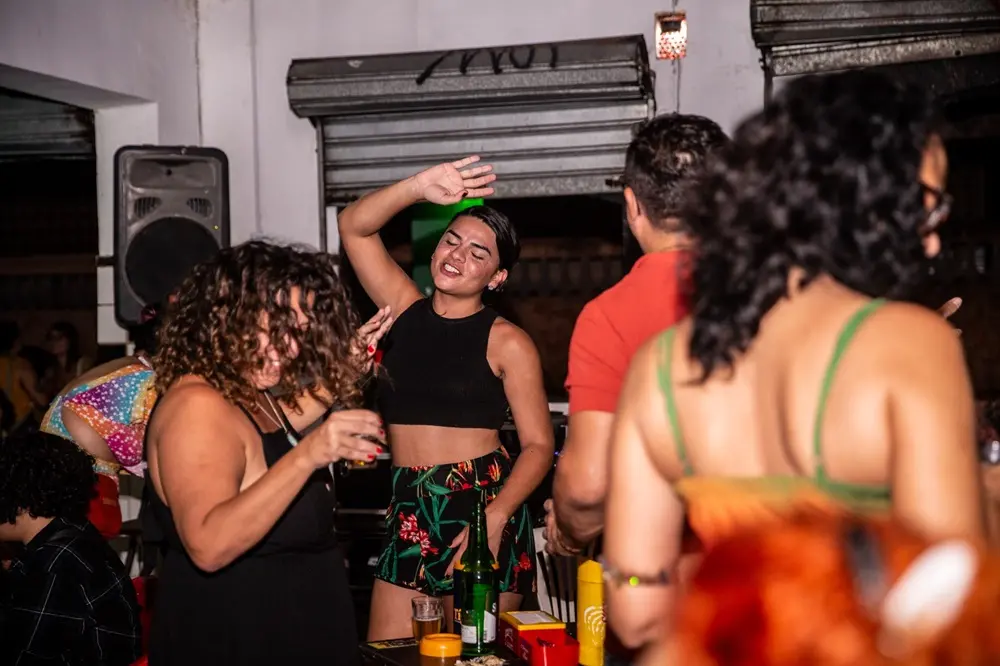Na imagem, público dançando brega no Boteco Cultural da Angela