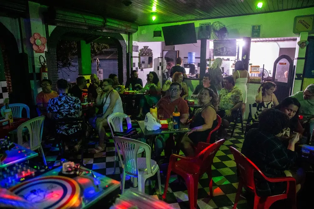 Na imagem, movimentação no Boteco Cultural da Angela em noites de brega