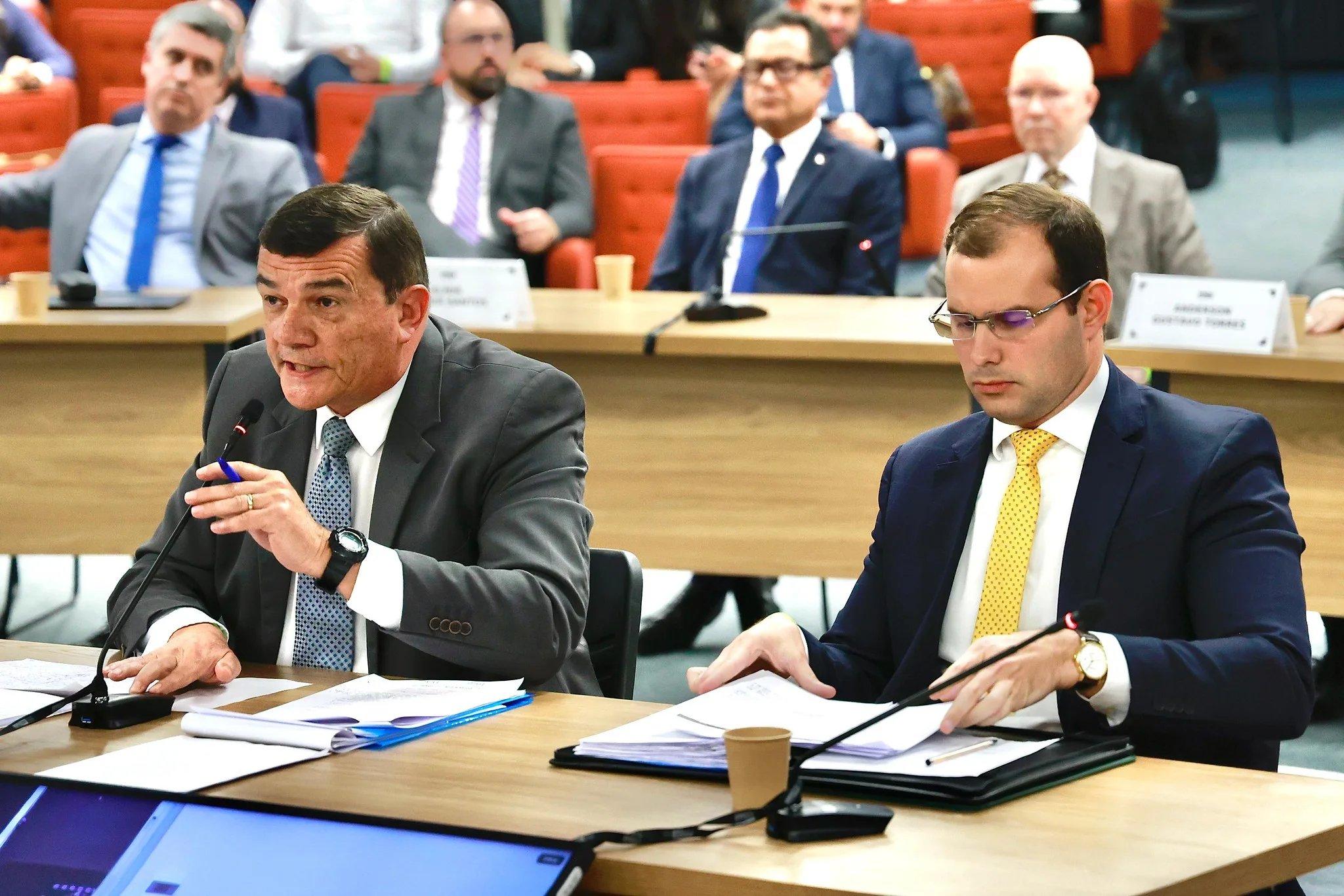 Cearense Paulo Sérgio Nogueira de Oliveira, ex-ministro da Defesa, ao lado de seu advogado durante depoimento ao STF