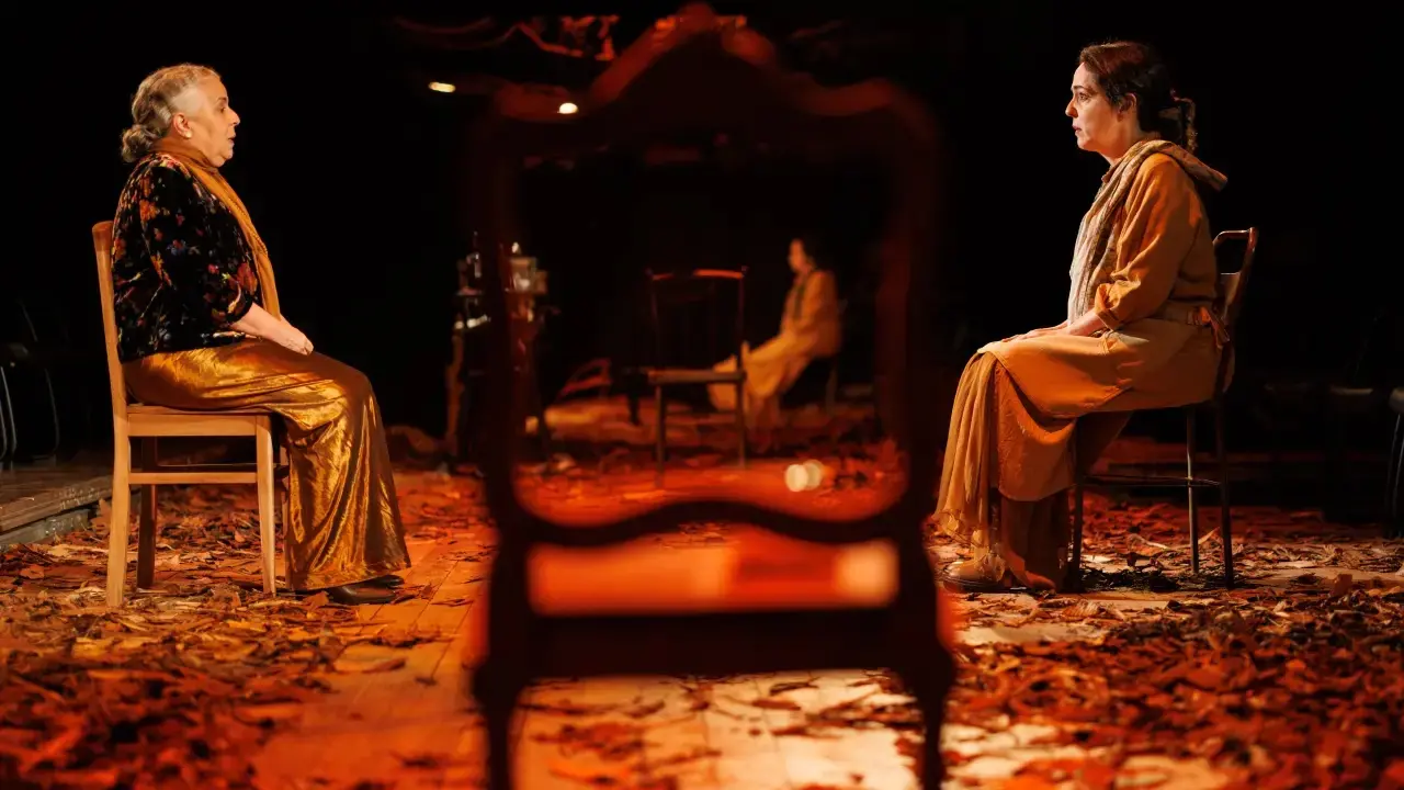 A Menina Escorrendo dos Olhos da Mãe