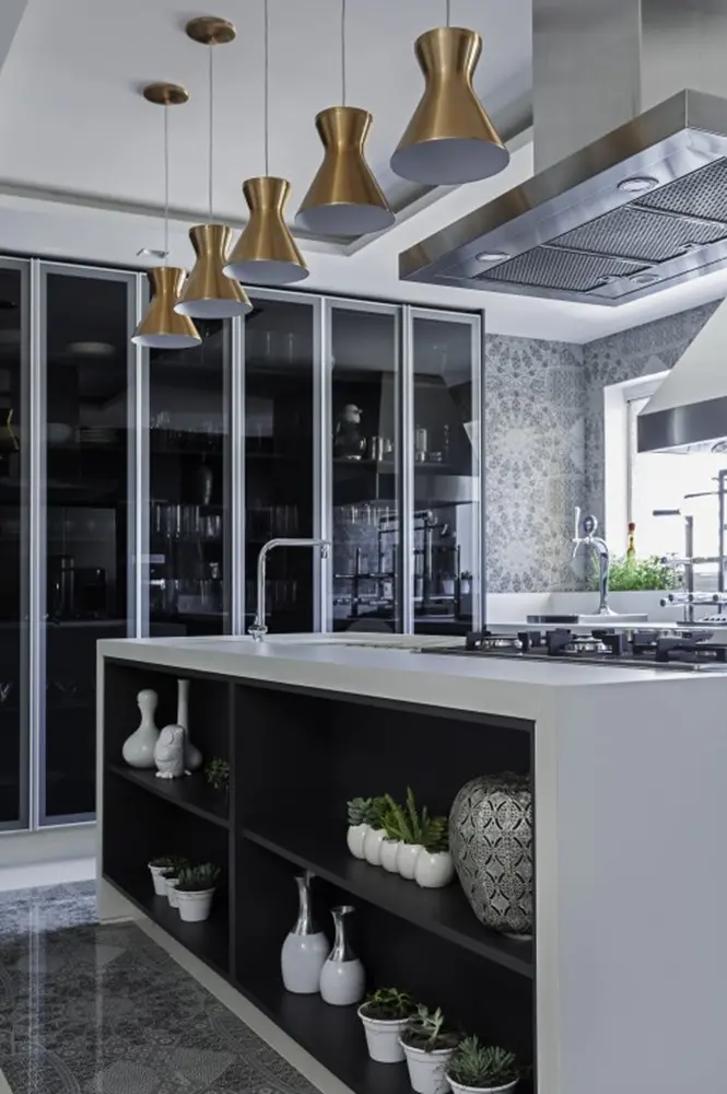 Na imagem, louceiro projetado pela arquiteta Cristiane Schiavoni