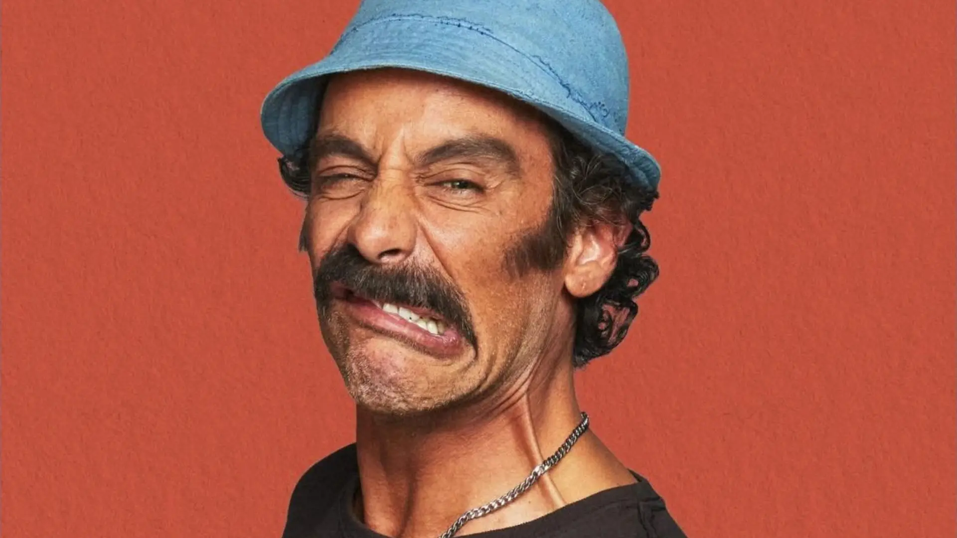 Miguel Islas caracterizado como Seu Madruga