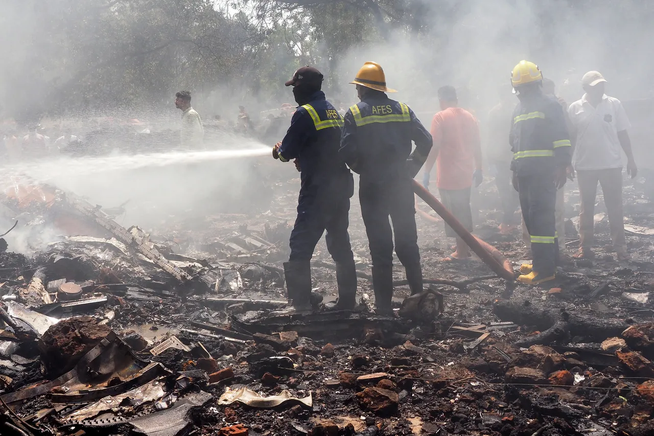 Bombeiros atuam para dissipar chamas de incêndio que atingiu local após explosão da aeronave