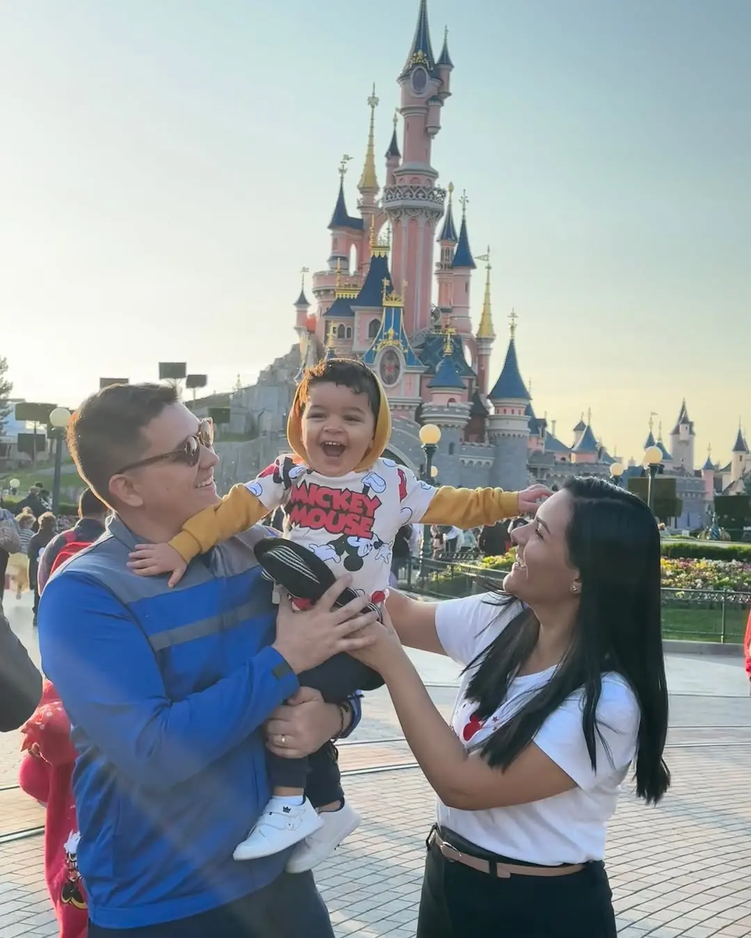 Karla Moura em imagem com a família durante viagem à Disney