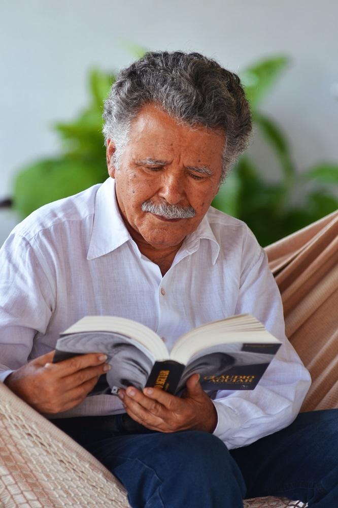 Na imagem, o escritor cearense Cláudio Aguiar na casa que mantém em Olinda, Pernambuco