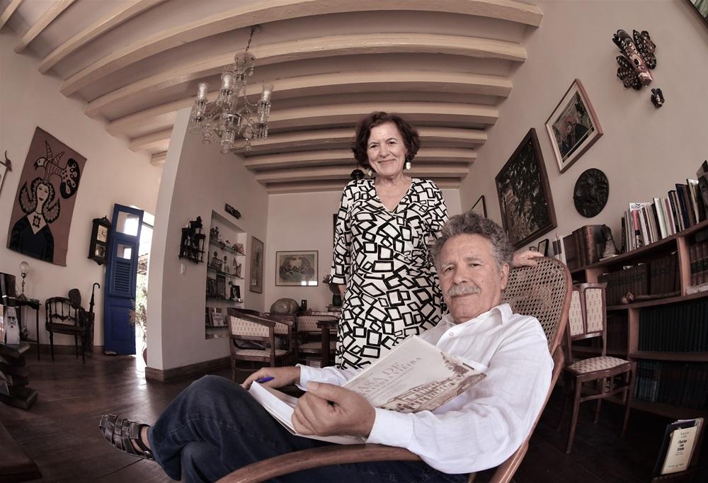 Na imagem, o escritor cearense Cláudio Aguiar ao lado da esposa, Célia Salsa