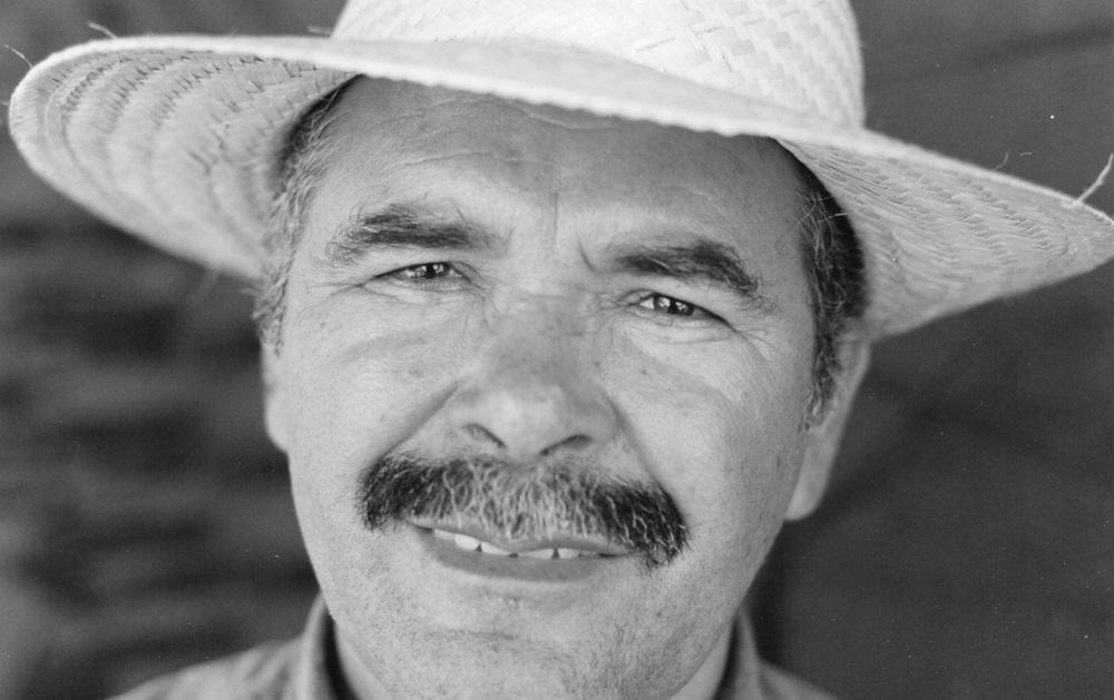 Na imagem, escritor cearense Cláudio Aguiar em Fortaleza