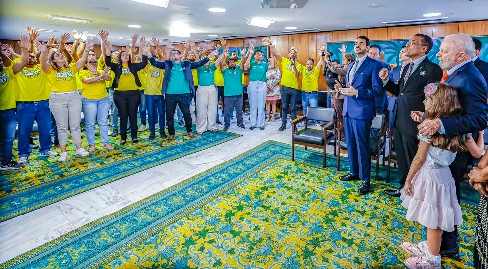 Lula e ministro cantando com grupo de evangélicos no Palácio do Planalto