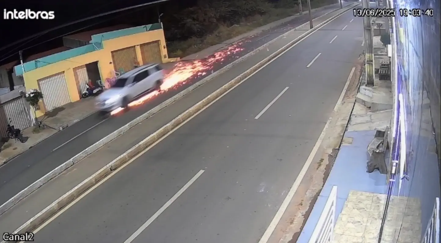 Moto sendo arrastada por veículo no Cariri