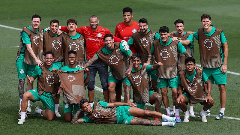 Elenco do Palmeiras já se despede de Estevão, jovem atacante vendido para o futebol inglês