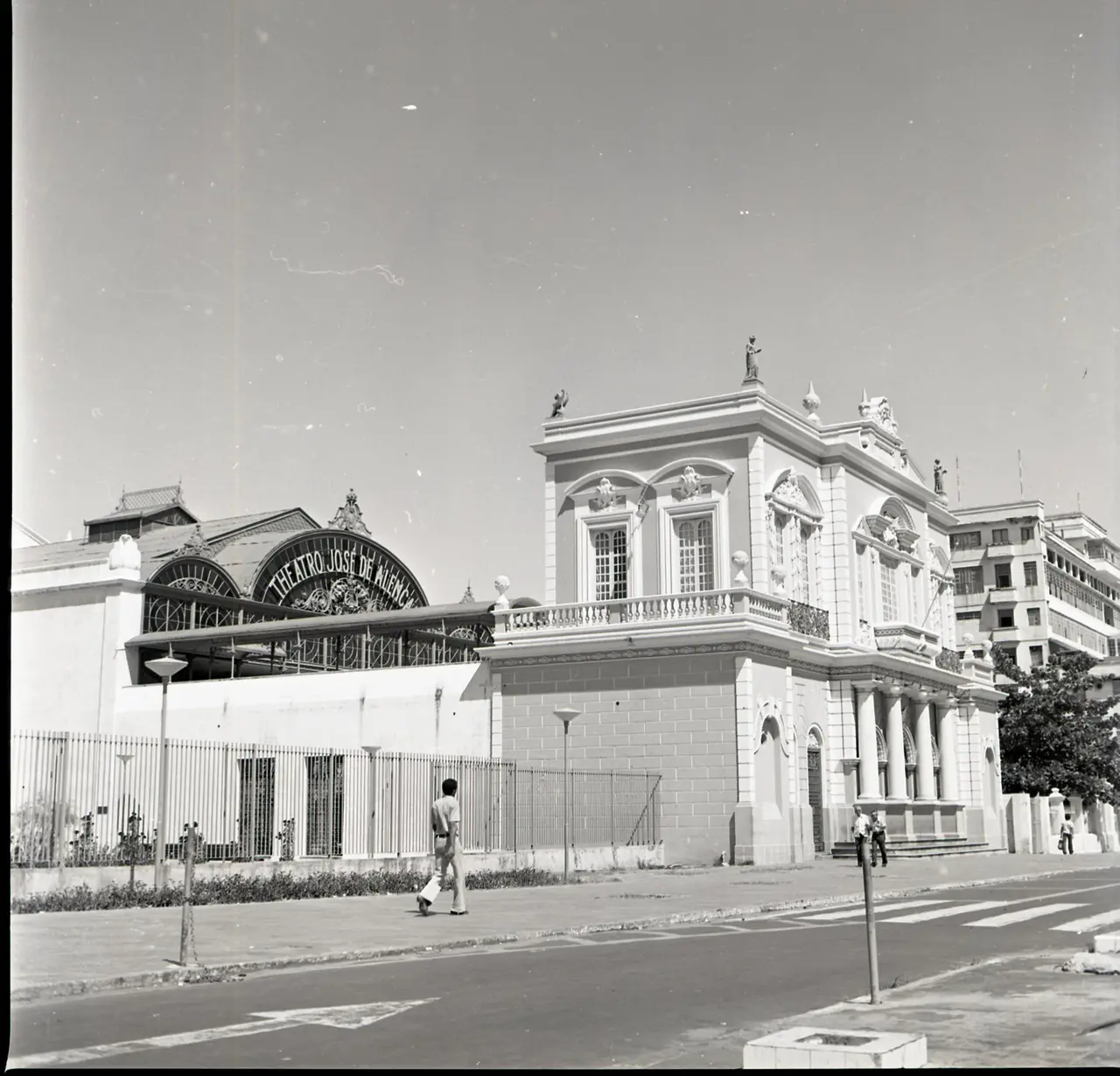 Registro da fachada do TJA em 1976