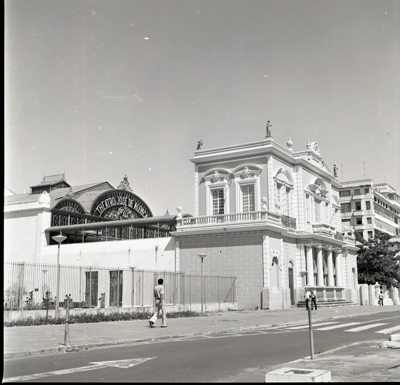 Registro da fachada do TJA em 1976