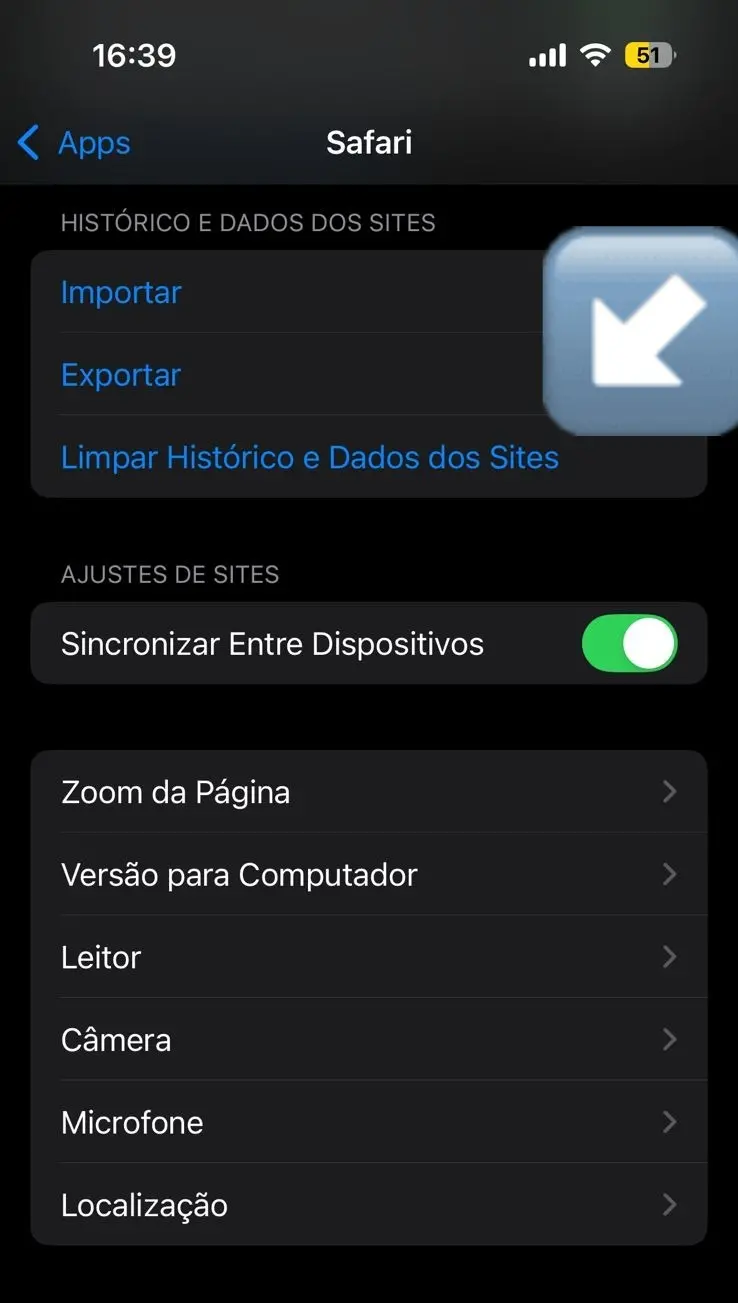 Captura de tela de configuração do iPhone aberta no Safari e com uma seta indicando onde limpar os históricos