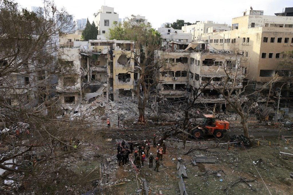 Prédio em Tel Aviv, Israel, atingido por um míssil iraniano para matéria sobre grupo de políticos brasileiros que saíram do país pela fronteira da Jordânia