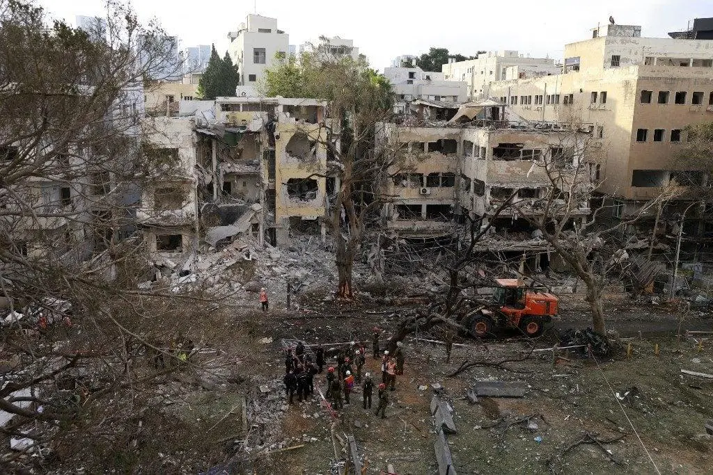 Prédio em Tel Aviv, Israel, atingido por um míssil iraniano para matéria sobre grupo de políticos brasileiros que saíram do país pela fronteira da Jordânia