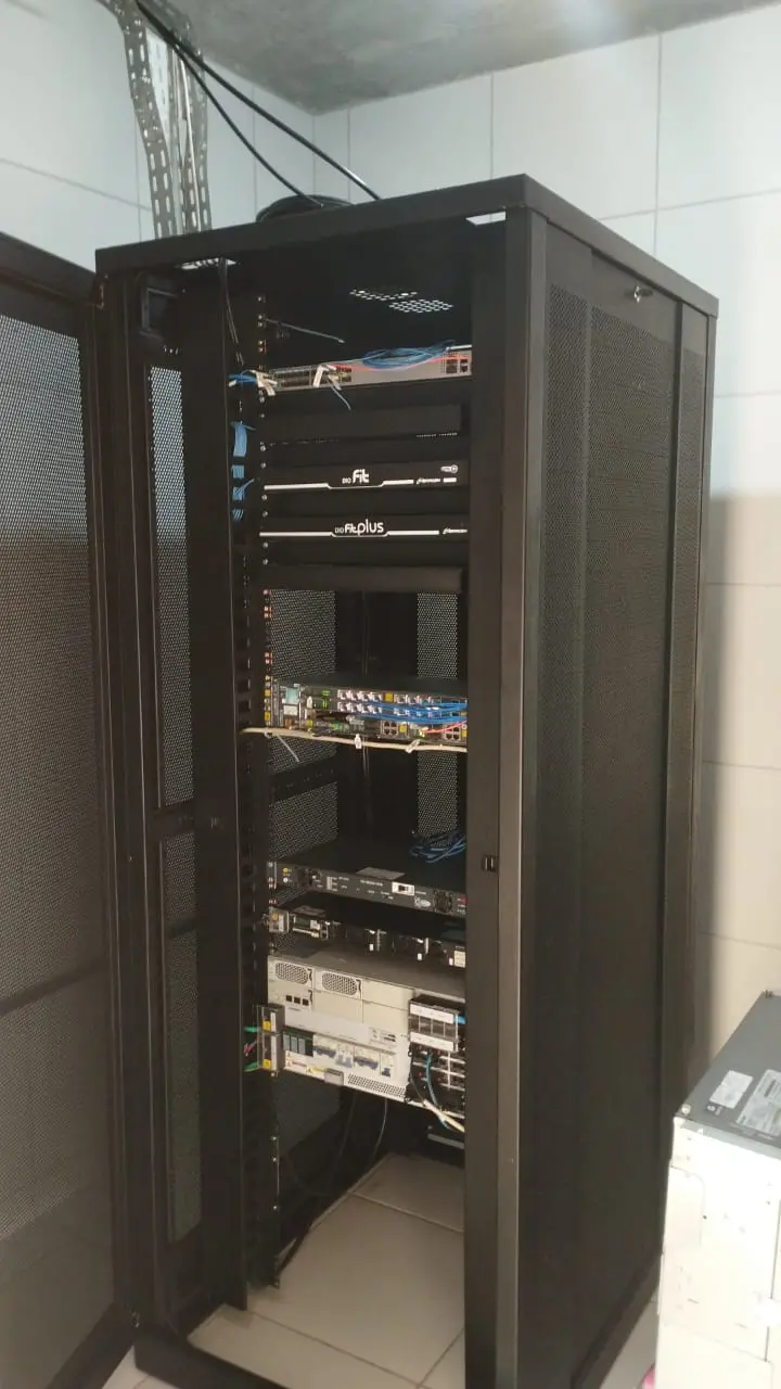 Foto de equipamento de provedor de internet apreendido na Operação Strike