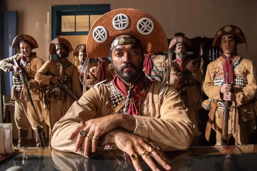 A novela 'Guerreiros do Sol' é baseada no livro 'Guerreiros do Sol: Violência e Banditismo no Nordeste do Brasil', de Frederico Pernambucano de Mello