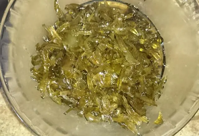 Gelatina de limão caseira feita com limões frescos e ingredientes naturais, perfeita para sobremesas ou lanches refrescantes.