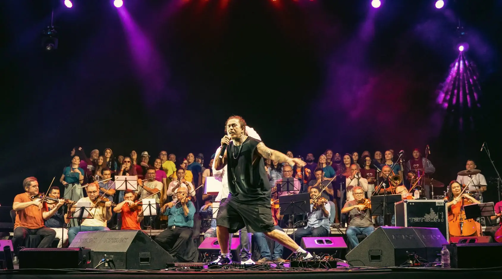 foto de Whindersson Nunes em apresentação com o coral cearense Sobretons