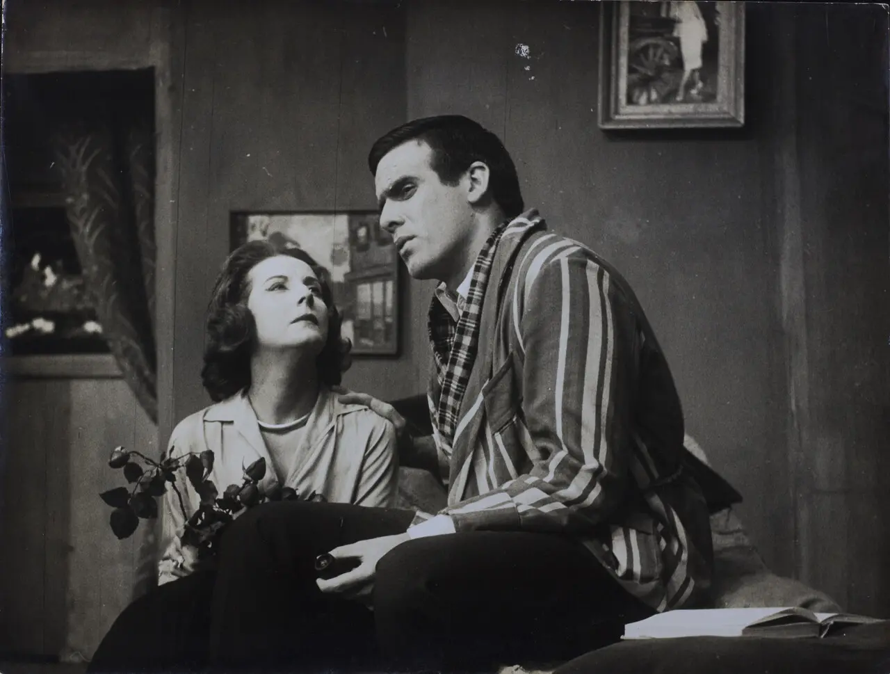 Imagem de Francisco Cuoco e Carminha Brandão em uma produção de TV.