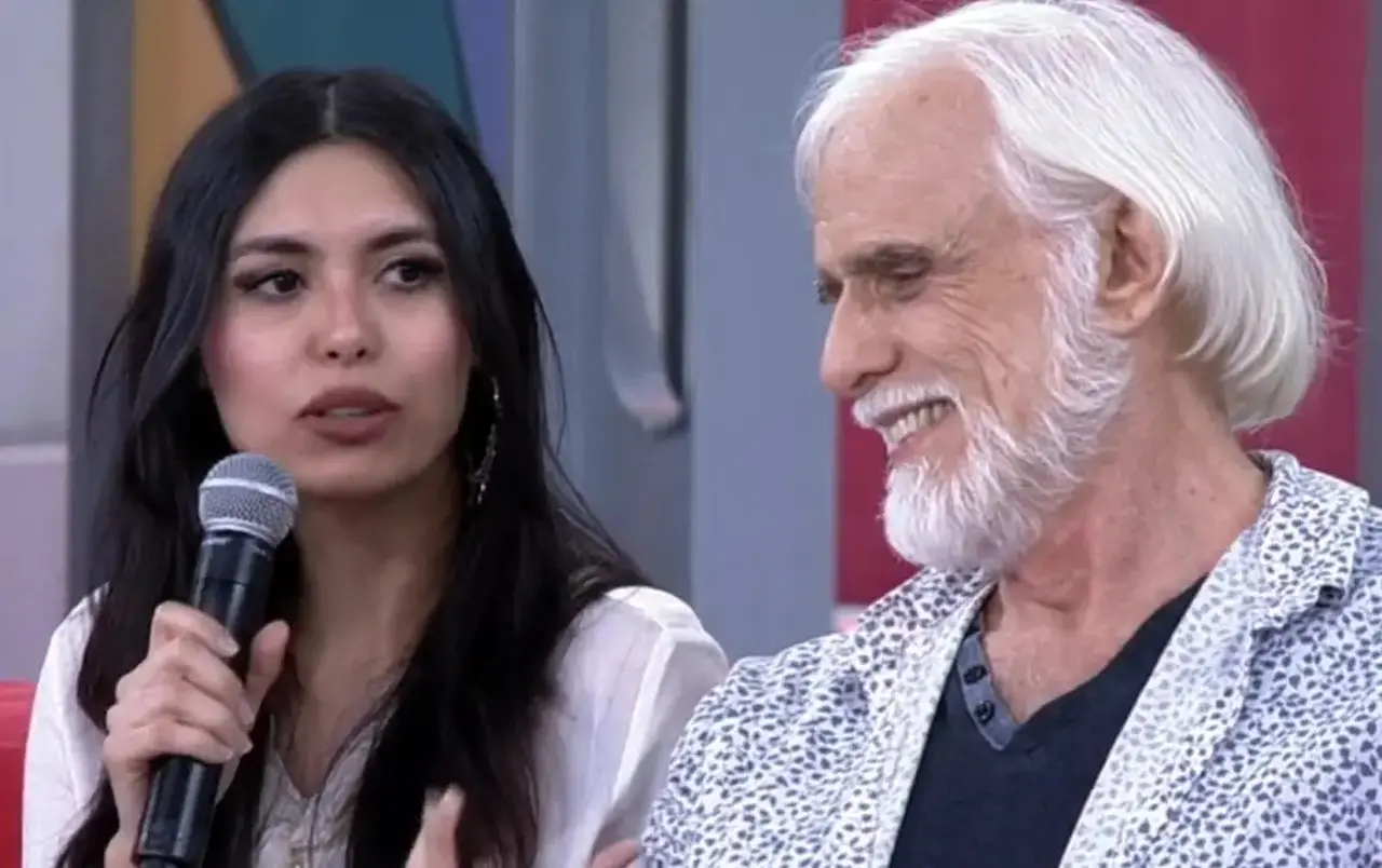 Imagem de Francisco Cuoco e Thaís Almeida em um programa de televisão.
