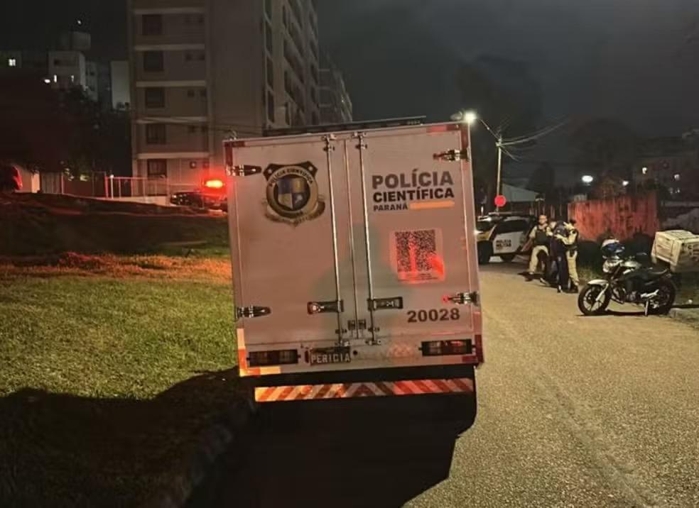Na imagem, carro com o corpo de Mayk Gustavo, em Curitiba. Imagem usada em matéria sobre operário ter sobrevivido queda de 18 metros após ter corda de segurança cortada por morador de prédio