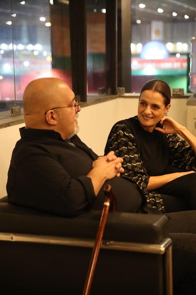 Na imagem, a atriz Denise Fraga e o ator e dublador Mauro Ramos durante conversa proporcionada pela Audible Brasil