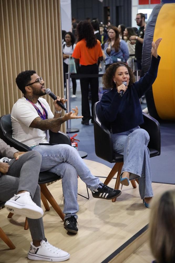 Na imagem, a atriz Fabiula Nascimento durante mesa no estande da Audible na Bienal do Livro do Rio de Janeiro